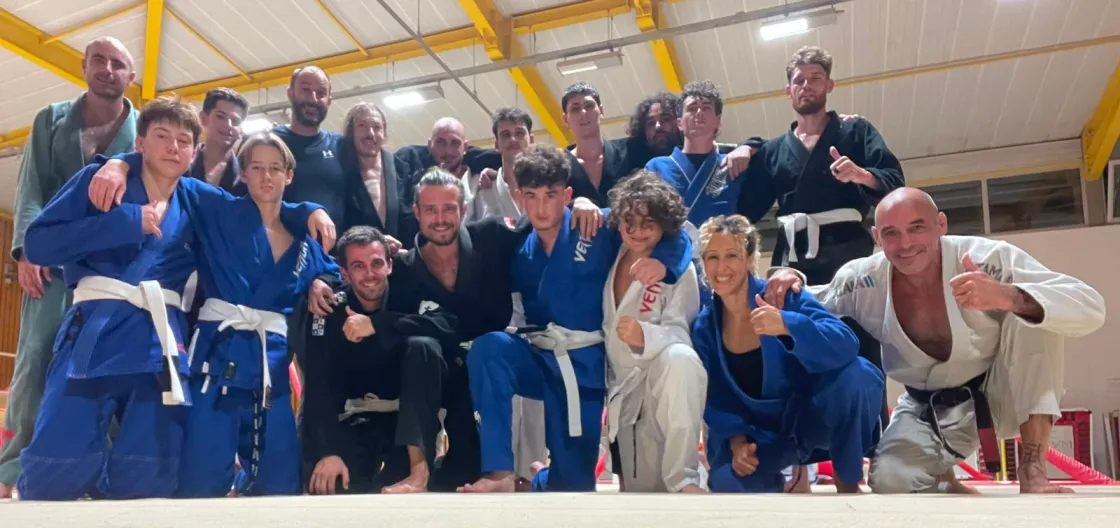 Les pratiquants du club Amazonia Jiu-Jitsu Crest réunis en kimono sur le tatami